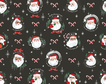 Könnte beinhalten: Schwarzer Stoff mit einem sich wiederholenden Muster von Weihnachtsmann-Gesichtern. Der Stoff hat einen weißen, glitzernden Hintergrund mit roten Zuckerstangen und Sternen. Der Text "Went straight to his work" und "His eyes how they twinkled" ist im Muster enthalten.