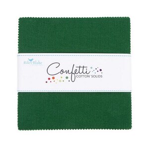 K&ouml;nnte beinhalten: Ein Stapel quadratischer, dunkelgr&uuml;ner Stoffst&uuml;cke, die von einem wei&szlig;en Band zusammengehalten werden. Das Band tr&auml;gt den Schriftzug "Confetti COTTON SOLIDS" in einer Schreibschrift, zusammen mit dem Logo von Riley Blake Designs. Der Stoff scheint Baumwolle zu sein.