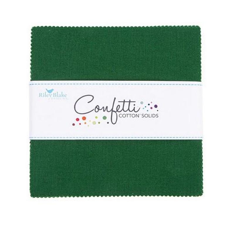 K&ouml;nnte beinhalten: Ein Stapel quadratischer, dunkelgr&uuml;ner Stoffst&uuml;cke, die von einem wei&szlig;en Band zusammengehalten werden. Das Band tr&auml;gt den Schriftzug "Confetti COTTON SOLIDS" in einer Schreibschrift, zusammen mit dem Logo von Riley Blake Designs. Der Stoff scheint Baumwolle zu sein.