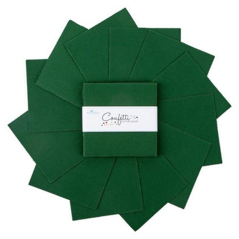 K&ouml;nnte beinhalten: Eine Anordnung dunkelgr&uuml;ner Stoffquadrate in einem kreisf&ouml;rmigen Muster. Ein kleinerer Stapel von Quadraten ist zentriert und mit einem wei&szlig;en Etikett mit der Aufschrift "Confetti Cotton Solids" versehen. Der Stoff scheint Baumwolle zu sein.