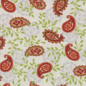 Peut inclure: Tissu à motifs cachemire sur fond blanc, avec des motifs cachemire orange, rouge et vert et des vignes à feuilles vertes. Les motifs cachemire ont un centre floral et un bord festonné.
