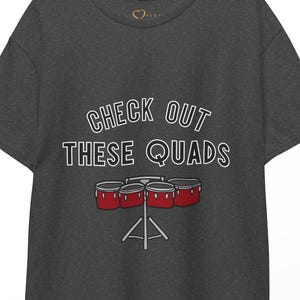 Quad Drums"Sprawdź te Quady"Unisex Heavy Cotton Tee, Koszulka perkusisty, Prezent dla muzyka, Zabawna koszulka zespołu, Koszulka perkusisty, Koszulka perkusisty