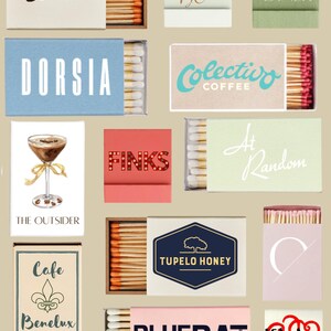 Peut inclure: Une collection de boîtes d'allumettes avec différents motifs et noms, notamment "The Edison", "Lake Park Bistro", "Sweet Diner", "Dorsia", "Colectivo Coffee", "Finks", "At Random", "The Outsider", "Cafe Benelux", "Tupelo Honey", "Bluebat Kitchen & Tequilaria" et "Valentine Whiskey & Coffee Roasters".