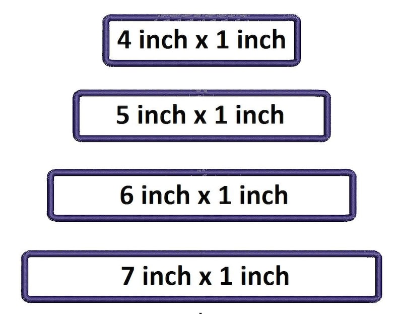Op de afbeelding: Vier verschillende maten van lege rechthoekige naamstickers met een donkerblauwe rand. De maten zijn 4 inch bij 1 inch, 5 inch bij 1 inch, 6 inch bij 1 inch en 7 inch bij 1 inch.
