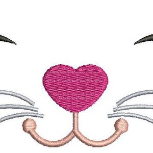 Può includere: Design ricamato di un muso di gatto con occhi chiusi, ciglia e baffi. Il naso è a forma di cuore rosa, con due piccoli cuori blu su entrambi i lati dei baffi. Le sopracciglia sono grigie.