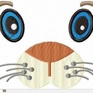 Könnte beinhalten: Gesticktes Design eines Cartoon-Tiergesichts. Verfügt über große blaue Augen mit schwarzen Umrissen, braune Augenbrauen, eine braune Nase und hellgelbe Wangen. Graue Schnurrhaare mit kleinen grauen Punkten vervollständigen das Design. Ideal für Kinderbastelarbeiten.
