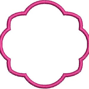 Puede incluir: Un marco bordado en rosa intenso con un borde festoneado. El centro está vacío, ideal para añadir texto o un diseño. El bordado tiene un aspecto texturizado.