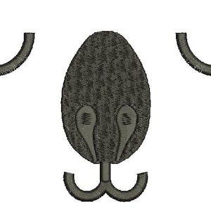 Könnte beinhalten: Ein gesticktes Design eines Koala-Gesichts. Das Gesicht hat zwei gebogene Augenbrauen mit Wimpern, eine strukturierte ovale Nase und einen kleinen, gebogenen Mund. Das Design ist in Grau- und Schwarztönen gehalten.