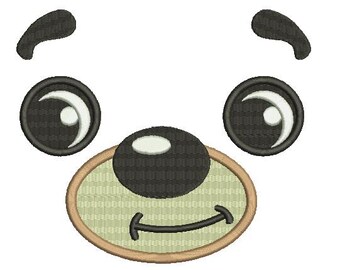 Puede incluir: Diseño bordado de una cara de oso, con ojos negros con detalles de media luna blancos, una nariz negra con un resaltado blanco y una boca sonriente. La cara está sobre un óvalo verde claro con un borde marrón.