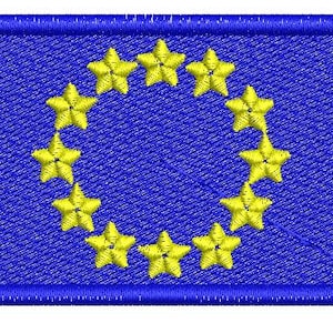 Könnte beinhalten: Gestickter Aufnäher mit der Flagge der Europäischen Union. Das Design zeigt einen dunkelblauen Hintergrund mit einem Kreis aus zwölf gelben Sternen und einem blauen Rand. Der Aufnäher ist für Kleidung oder Accessoires geeignet.