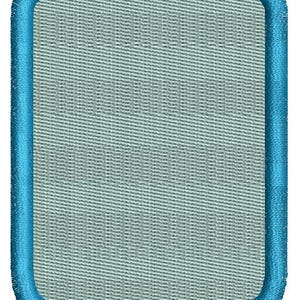 Puede incluir: Un parche rectangular con esquinas redondeadas, con un centro texturizado gris claro y un borde bordado azul vibrante. El diseño tiene una apariencia cosida, lo que sugiere que es un parche bordado.