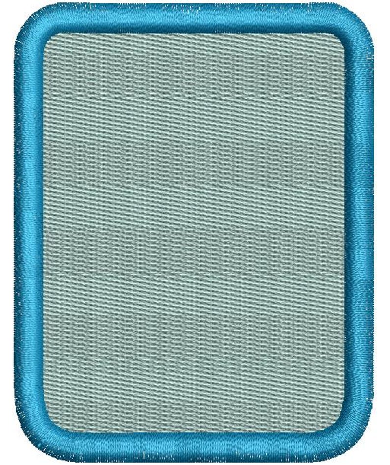 Puede incluir: Un parche rectangular con esquinas redondeadas, con un centro texturizado gris claro y un borde bordado azul vibrante. El dise&ntilde;o tiene una apariencia cosida, lo que sugiere que es un parche bordado.