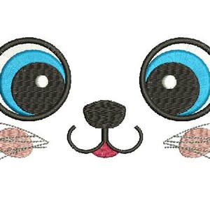 Könnte beinhalten: Gesticktes Design eines Cartoon-Tiergesichts mit großen, runden Augen. Die Augen sind schwarz mit blauen Iris und weißen Highlights. Die Nase ist schwarz und der Mund ist eine kleine rosa Zunge. Rosa und hellbraune Schnurrhaare gehen von den Wangen aus.