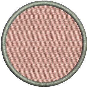 Pode incluir: Um remendo redondo de tecido rosa com uma borda cinza. O tecido tem um padrão texturizado sutil.