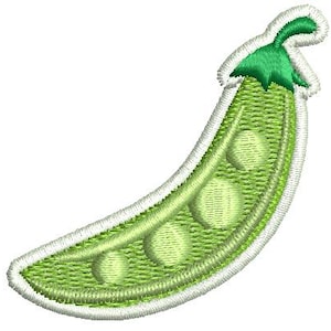 Könnte beinhalten: Gestickter Aufnäher einer grünen Erbsenschote mit drei sichtbaren Erbsen. Die Schote ist hellgrün mit strukturiertem Aussehen, umrandet von weißen Stichen. Der Stiel ist dunkelgrün. Geeignet für Kleidung oder Accessoires.