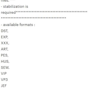 Op de afbeelding: Tekst op een witte achtergrond die aangeeft dat dit een digitaal bestand is en geen patch. Er staat ook dat je een borduurmachine nodig hebt om met deze bestanden te werken. De tekst geeft ook aan dat stabilisatie vereist is. De tekst somt de beschikbare formaten op: DST, EXP, XXX, ART, PES, HUS, SEW, VIP, VP3, JEF, JEF+. De tekst eindigt met "Neem voor vragen contact met me op".