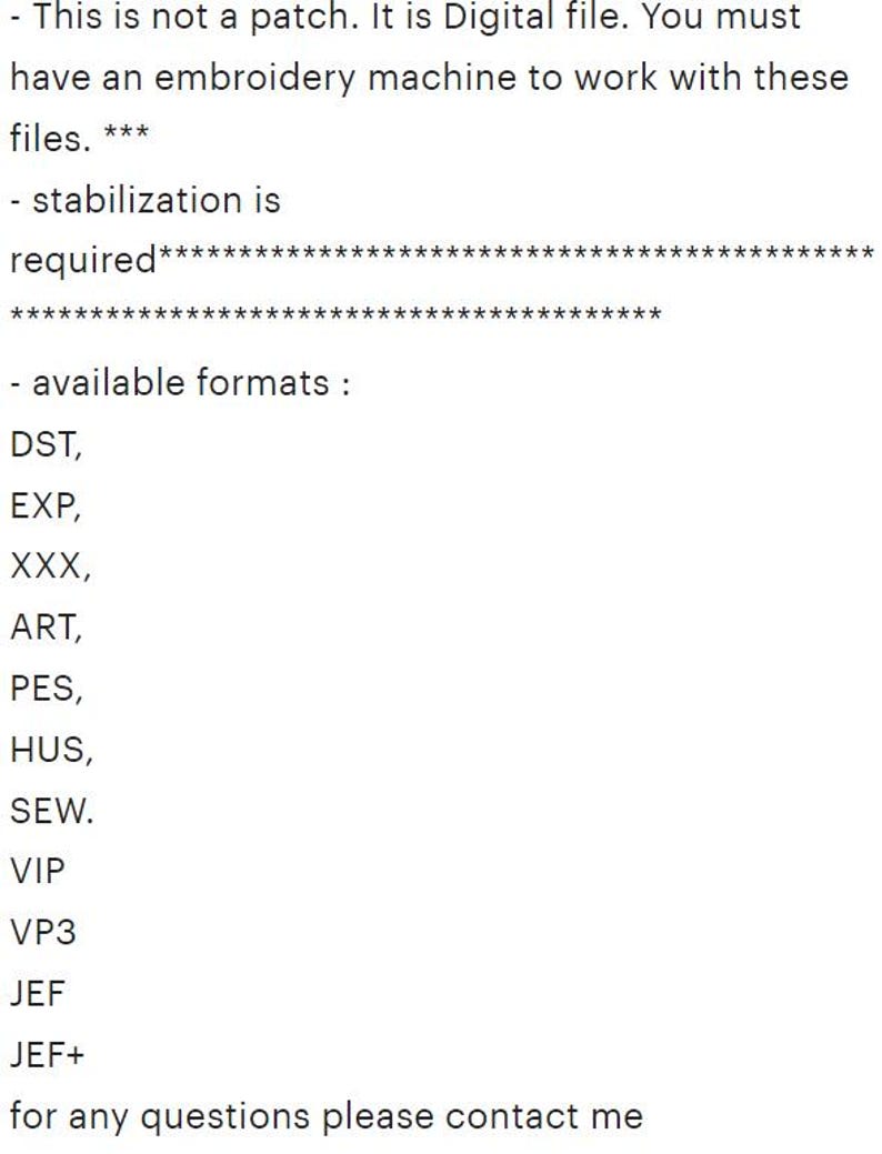 Op de afbeelding: Tekst op een witte achtergrond die aangeeft dat dit een digitaal bestand is en geen patch. Er staat ook dat je een borduurmachine nodig hebt om met deze bestanden te werken. De tekst geeft ook aan dat stabilisatie vereist is. De tekst somt de beschikbare formaten op: DST, EXP, XXX, ART, PES, HUS, SEW, VIP, VP3, JEF, JEF+. De tekst eindigt met "Neem voor vragen contact met me op".