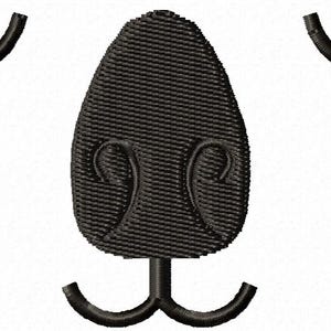 Könnte beinhalten: Schwarzes, gesticktes Koala-Gesicht-Design mit geschlossenen Wimpern und einer strukturierten Nase. Das Design umfasst zwei gebogene Wimpern und eine Nase mit zwei Nasenlöchern. Das Koala-Gesicht ist ein niedliches und einfaches Design.
