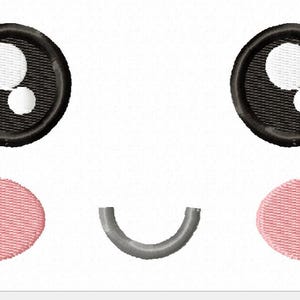 Könnte beinhalten: Gesticktes Design mit einem Cartoon-Gesicht mit schwarzen Augen, weißen Highlights, rosa Wangen und einem grauen, gebogenen Mund. Die Augen haben ein strukturiertes, genähtes Aussehen. Das Design befindet sich auf weißem Hintergrund.