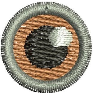 Può includere: Toppa circolare ricamata con un design stilizzato a forma di occhio. La pupilla dell'occhio è nera e grigia, con un'illuminazione bianca. L'occhio è posto su uno sfondo marrone chiaro, circondato da un bordo grigio argento.