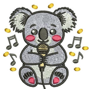 Puede incluir: Diseño bordado de un koala cantando en un micrófono. El koala es gris con detalles negros, mejillas rosadas y una nariz negra. Notas musicales y estrellas doradas rodean al koala, creando un tema musical.