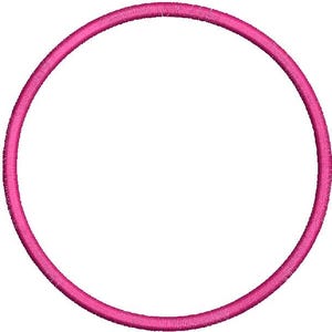 Puede incluir: Un círculo bordado de color rosa brillante sobre un fondo blanco. El círculo es una línea continua, con un aspecto ligeramente texturado. El color es un rosa vibrante y saturado.