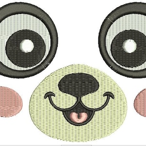 Puede incluir: Diseño bordado que representa una cara de animal de dibujos animados. Incluye dos ojos grandes con borde negro y pestañas, una cara verde claro con nariz negra y boca sonriente, y dos círculos rosados para las mejillas. Ideal para proyectos de manualidades.