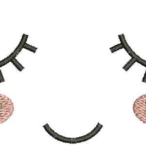 Peut inclure: Un motif brodé représentant un visage stylisé avec les yeux fermés, des joues roses et une bouche souriante. Les yeux et la bouche sont noirs, tandis que les joues sont rose clair avec trois petits points beiges.