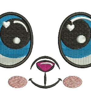 Könnte beinhalten: Ein gesticktes Design mit einem Cartoon-Gesicht mit großen blauen Augen, jeweils mit einem weißen Herzdetail. Das Gesicht umfasst einen rosa Mund, eine kleine Nase und zwei rosa Wangenkreise, alle schwarz umrandet.