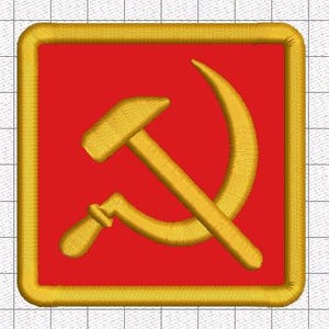 Peut inclure: Écusson brodé représentant un marteau et une faucille dorés sur un fond carré rouge, encadré d'une bordure dorée. Le design est un symbole du communisme et de l'Union soviétique.