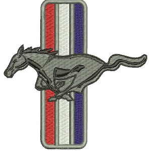 Op de afbeelding: Een grijs silhouet van een renpaard met een rood-wit-blauwe gestreepte achtergrond. Het paard kijkt naar links en heeft een lange staart.