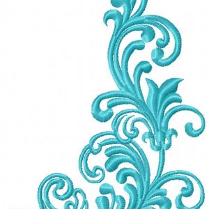 Könnte beinhalten: Türkis gesticktes Blumenmuster mit einem wirbelnden, verzierten Muster. Das Design zeigt stilisierte Blätter und Locken, ideal zum Verzieren von Stoff oder anderen Bastelprojekten. Das Design ist vor einem weißen Hintergrund.