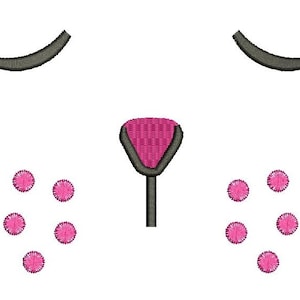 Puede incluir: Un diseño bordado que representa una cara de animal estilizada. El diseño incluye dos cejas curvas de color gris oscuro, una nariz rosa con un contorno gris oscuro y acentos de mejillas circulares rosas. El fondo es blanco liso.