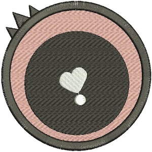 Può includere: Toppa ricamata con un design circolare. Ha un centro nero, un anello rosa e un bordo grigio scuro. Un cuore bianco e un punto bianco sono al centro. La toppa ha un aspetto strutturato e un dettaglio appuntito nella parte superiore.
