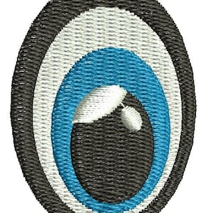 Può includere: Toppa ricamata a forma di occhio con un design nero, bianco e blu. L'occhio presenta un anello esterno nero, un anello centrale bianco e un anello interno blu brillante. Sono visibili un riflesso e una pupilla bianchi.