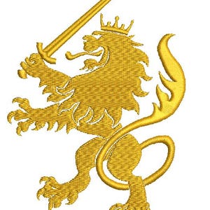 Könnte beinhalten: Ein goldener, gestickter Löwe, der ein Schwert hält. Der Löwe trägt eine Krone und hat einen langen, gebogenen Schwanz. Das Design ist auf weißem Hintergrund, geeignet für Stickerei oder Applikation.