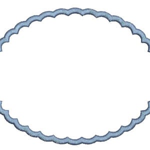 Puede incluir: Un marco ovalado festoneado azul claro sobre un fondo blanco. El marco tiene una apariencia texturizada y bordada, con un patrón ondulado repetitivo a lo largo de su borde. El diseño es simple y elegante, adecuado para varios proyectos de manualidades.