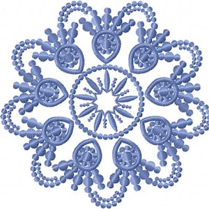 Könnte beinhalten: Ein detailliertes, symmetrisches Design in Blautönen, das einer stilisierten Blume oder Schneeflocke ähnelt. Das komplizierte Muster weist sich wiederholende Tropfen- und Kreisformen auf, die durch Perlenlinien verbunden sind, was einen zarten, ornamentalen Effekt erzeugt. Das Design ist auf einen Stern ausgerichtet.