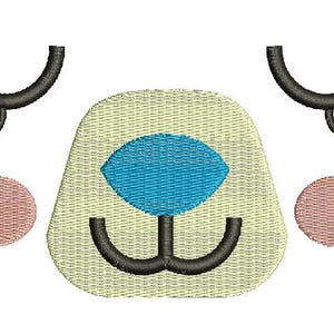 Könnte beinhalten: Gesticktes Design mit einem stilisierten Tiergesicht. Das Gesicht ist hellgelb mit einem blauen Auge, einem schwarzen, gebogenen Mund und zwei rosa Wangenkreisen. Über dem Gesicht befinden sich zwei schwarze, gebogene Wimpern.