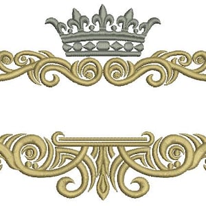 Può includere: Un disegno ricamato con una corona argentata sopra due elementi di volute dorate ornate. Il disegno è simmetrico, con le volute che si rispecchiano. La corona presenta un motivo a giglio.