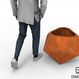 Könnte beinhalten: Ein großer, geometrischer Pflanzkübel aus rostigem Metall. Der Kübel hat ein einzigartiges, facettierten Design und steht auf einer weißen Oberfläche.