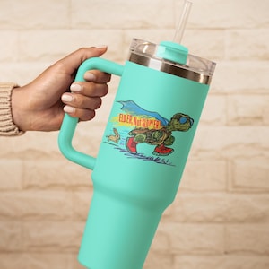 ¡Anciano, no más lento! Taza de viaje de 113 ml, Tortuga y liebre, Anciano caprichoso, Tortuga dibujada con crayones, Amante del café jubilado, Edad con humor, Peculiar