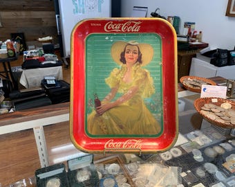 Bandeja de metal para servir Coca-Cola de 1938 con una chica vestida de amarillo