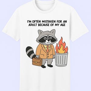 おもしろアライグマTシャツ - 「大人と間違えられる」ミームTシャツ | 漫画ゴミ火災ユーモアTシャツ | 不安解消ギフト | ユニセックスグラフィックTシャツ