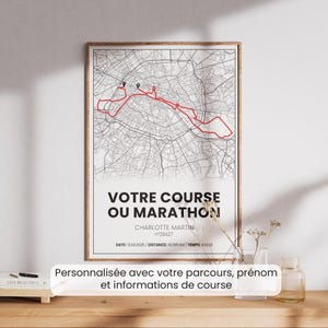 Peut inclure: Un poster encadré représentant une carte de ville avec un tracé rouge indiquant un parcours. Le texte "VOTRE COURSE OU MARATHON" est affiché, ainsi que le nom "CHARLOTTE MARTIN" et les détails de la course. L'impression est personnalisée.