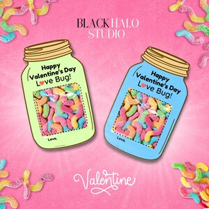 Op de afbeelding: Twee geïllustreerde potten, één lichtgroen en één blauw, gevuld met kleurrijke gummy worms. De potten hebben gouden deksels en de tekst "Happy Valentine's Day Love Bug!". De achtergrond is roze met verspreide gummy worms en het woord "Valentine".