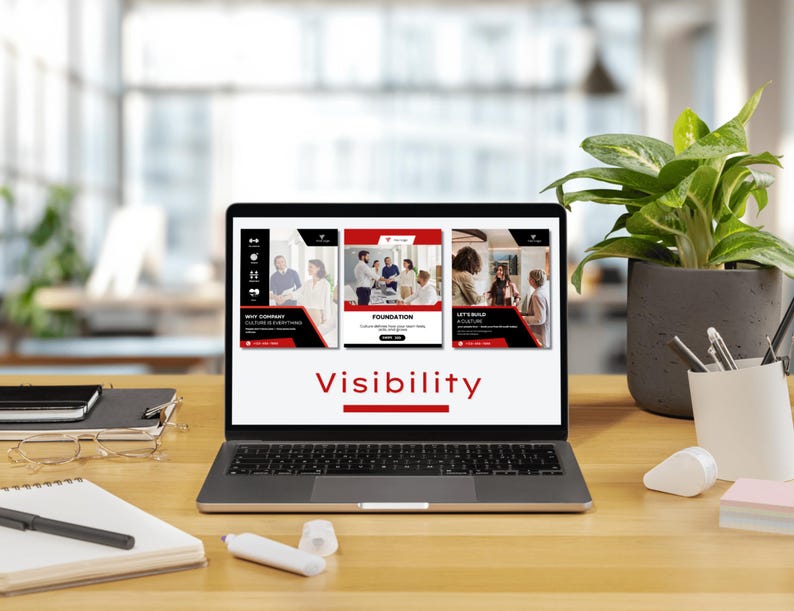 Puede incluir: Un port&aacute;til muestra una presentaci&oacute;n con la palabra "Visibilidad" en texto rojo. La presentaci&oacute;n incluye im&aacute;genes de personas en entornos empresariales. El port&aacute;til est&aacute; sobre un escritorio de madera con material de oficina y una planta en maceta.