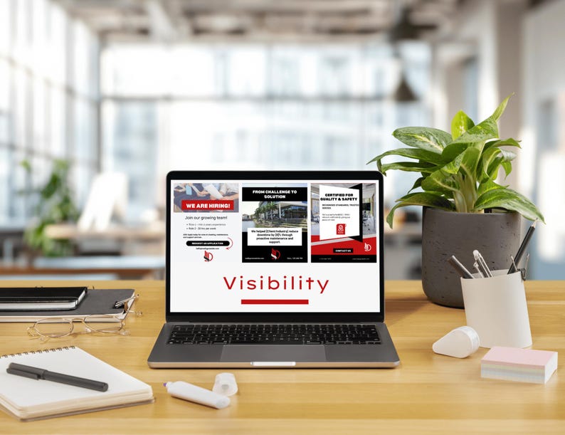 Pu&ograve; includere: Un laptop che mostra la parola "Visibilit&agrave;" in rosso. Lo schermo mostra tre diverse pagine web con testo e immagini. Una pianta in vaso, penne e blocchi per appunti sono sulla scrivania di legno.