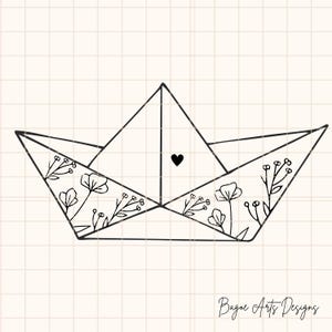 Op de afbeelding: Zwart-wit lijntekening van een papieren boot met bloemmotieven aan de zijkanten en een hart in het midden. De afbeelding bevat de tekst "Bagoe Arts Designs" rechtsonder.