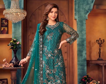 Può includere: Salwar kameez ricamato color verde acqua con dupatta abbinato. L'outfit presenta intricati ricami floreali e un rivestimento trasparente sulle maniche. Anche i pantaloni sono ricamati. L'immagine include il testo "D.No.2413".